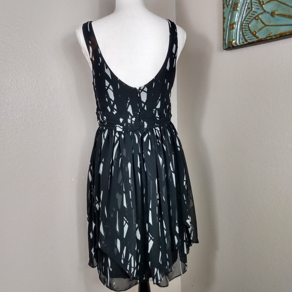 BCBGeneration Bl/Wht Chiffon Dress 12 - Picture 4 of 12